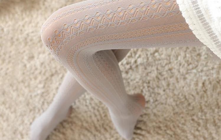 Фото для новини:Лейсова магія повертається: як носити мереживні колготки цього сезону