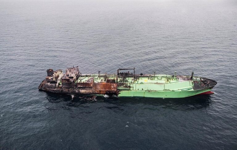 Фото для новини:Лівія буксирує пошкоджений російський танкер із ЗПГ