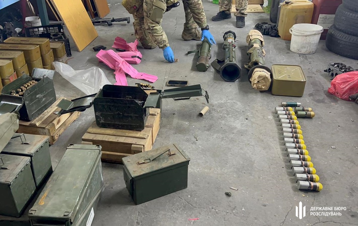 Фото для новини:Мільйонний "бізнес": військові продавали зброю, викрадену з фронту