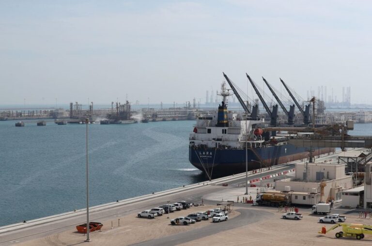 Фото для новини:На Близькому Сході припиняють роботу нафтові та газові об'єкти