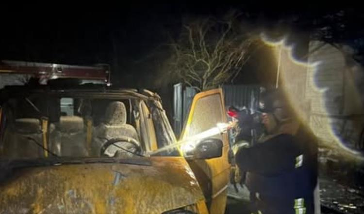 Фото для новини:На Чернігівщині через падіння дрона РФ горів будинок