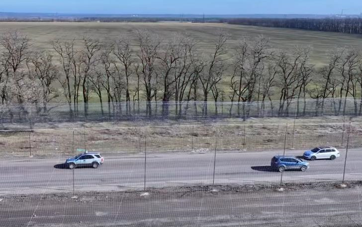 Фото для новини:На Дніпропетровщині облаштували 42 км дороги антидроновою сіткою