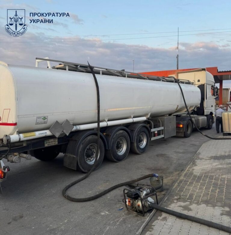 Фото для новини:На Київщині викрили нелегальну нафтобазу