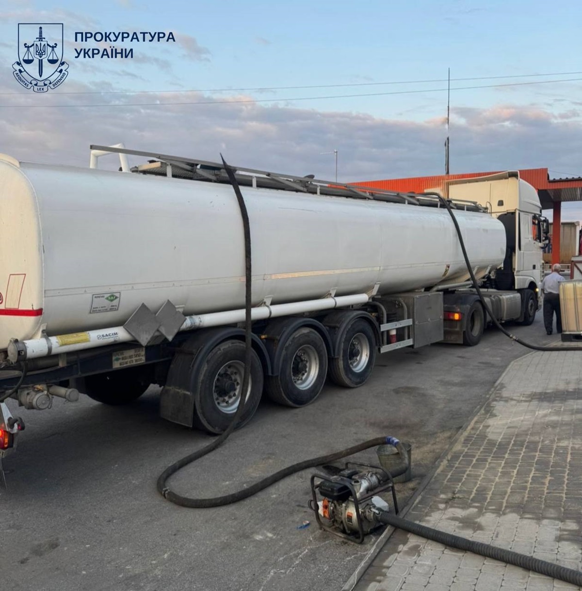 Фото для новини:На Київщині викрили нелегальну нафтобазу