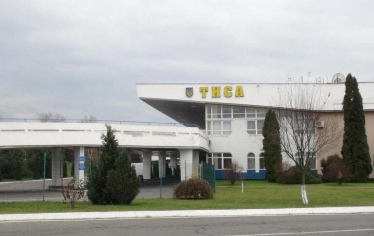 Фото для новини:На кордоні з Угорщиною через ПП Тиса призупинено пропуск