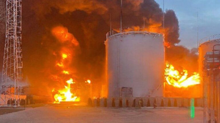 Фото для новини:На нафтобазі у Краснодарі знищено усі резервуари - ЗМІ