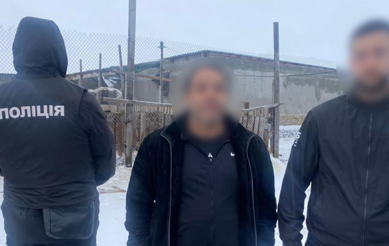 Фото для новини:На Одещині затримали іноземців, які попродавали фальшиві долари