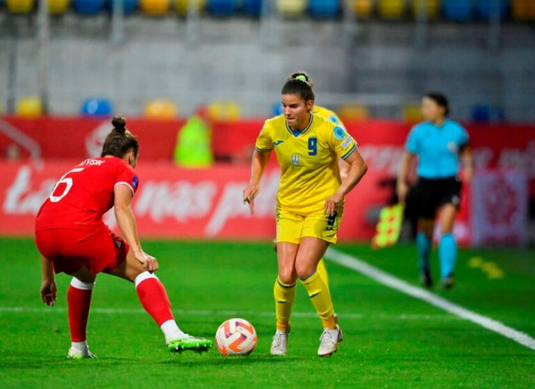 Фото для новини:Нападниця Козлова серйозно травмувала коліно в матчі з Англією