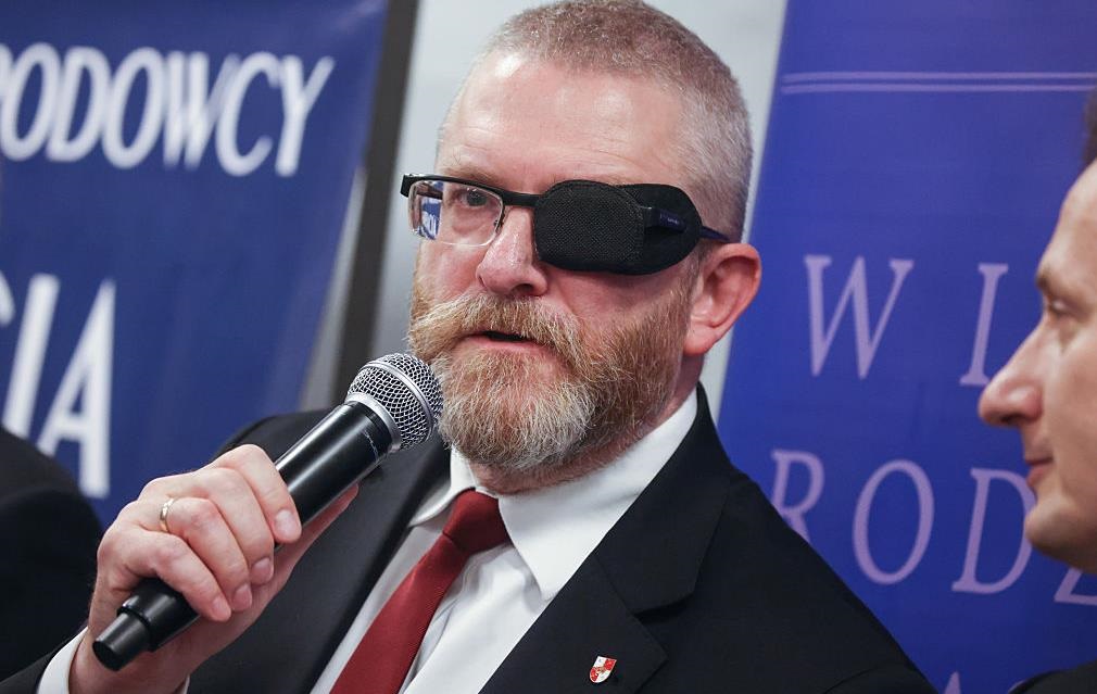 Фото для новини:Наруга над прапором України: в ЄС позбавили імунітету польського депутата