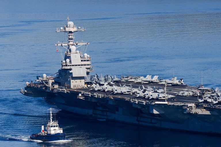 Фото для новини:Найбільший авіаносець США залишить Близький Схід після пожежі