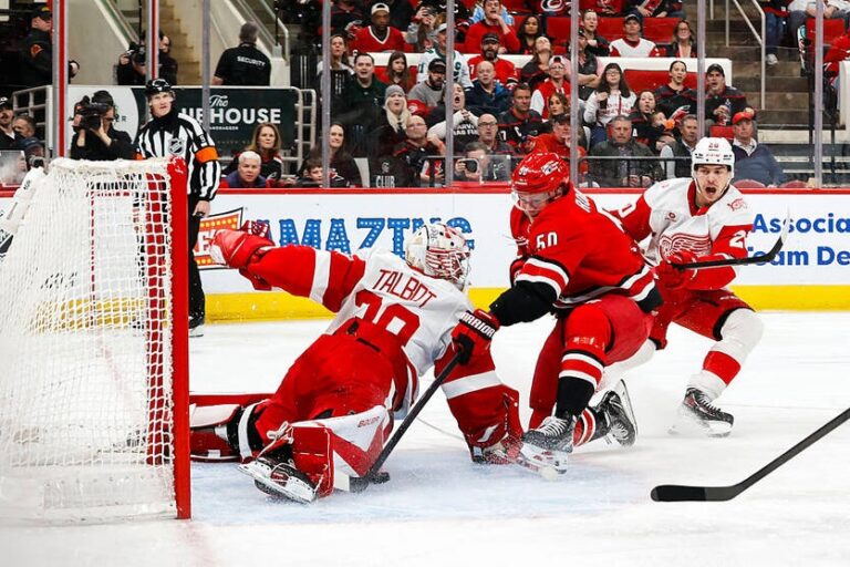 Фото для новини:НХЛ: успіх Кароліни та Колорадо, фіаско Детройта