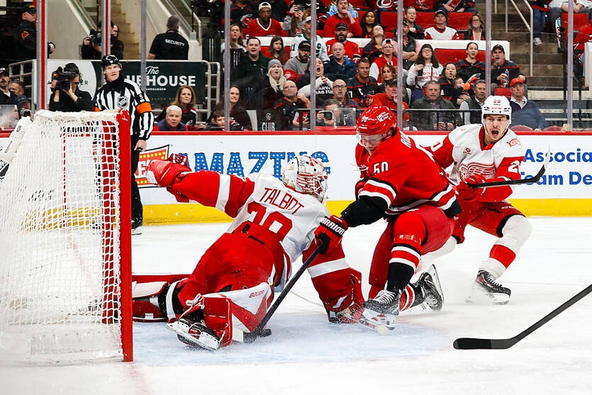 Фото для новини:НХЛ: успіх Кароліни та Колорадо, фіаско Детройта