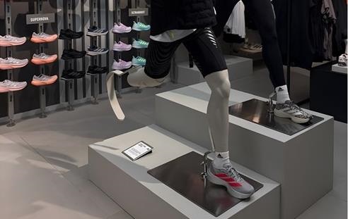 Фото для новини:Один черевик. аdidas запустив новий сервіс