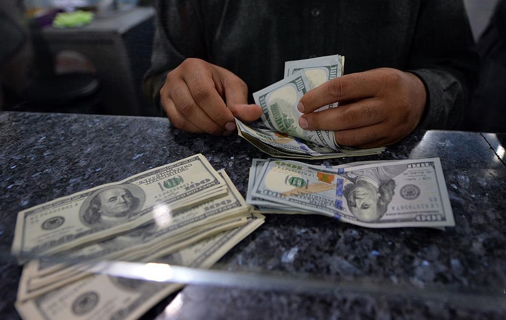 Фото для новини:Офіційні курси долара і євро відновили зростання