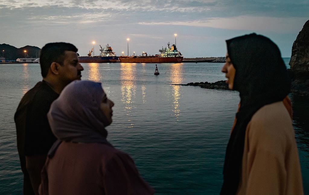 Фото для новини:Ормузькою протокою за два дні пройшли тільки сім суден - ЗМІ