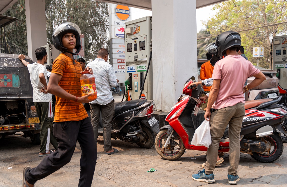 Фото для новини:Перехід на "дистанційку". Світ економить пальне