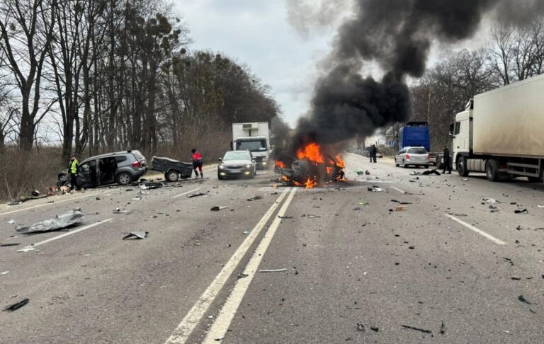 Фото для новини:Під Львовом автівка вибухнула після ДТП, є жертви