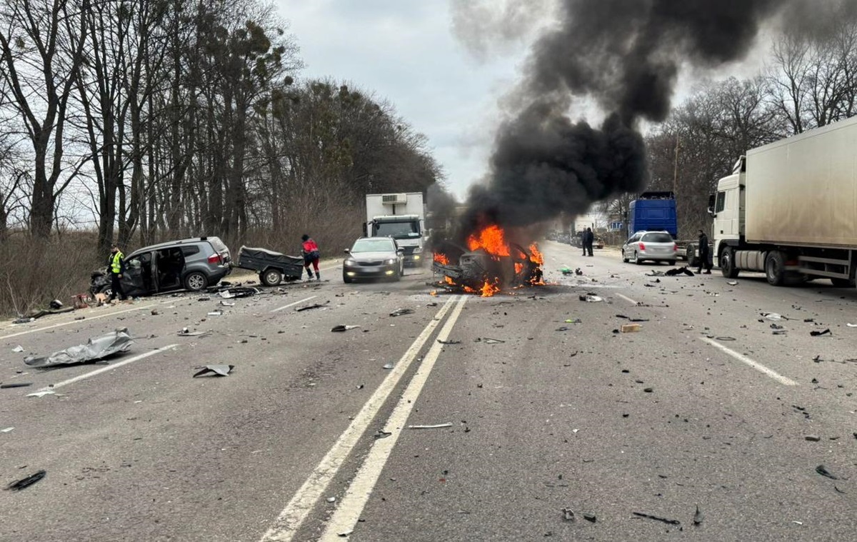 Фото для новини:Під Львовом автівка вибухнула після ДТП, є жертви