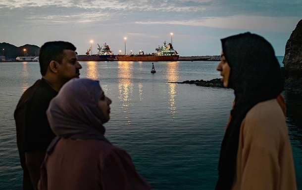 Фото для новини:По два кораблі: Іран дозволив ще одній країні прохід Ормузькою протокою