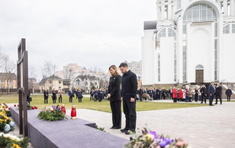 Фото для новини:Подружжя Зеленських вшанувало пам'ять загиблих у Бучі