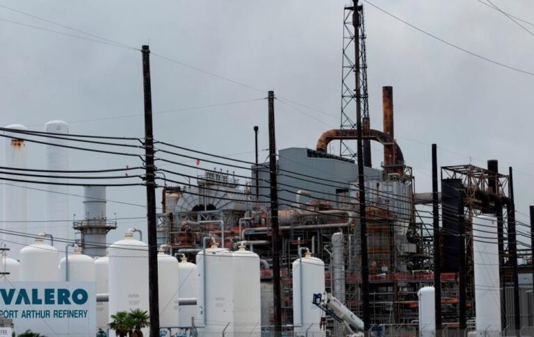 Фото для новини:Потужний вибух стався на нафтопереробному заводі у США