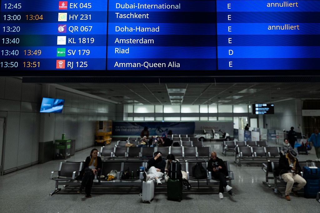 Фото для новини:Повітряний простір шести країн Близького Сходу залишається закритим