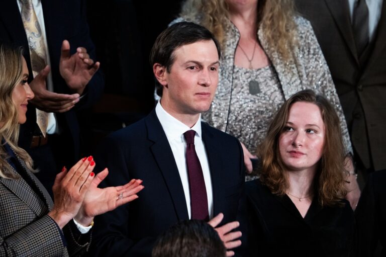 Фото для новини:Працюючи посланцем США, зять Трампа збирає мільярди для своєї фірми