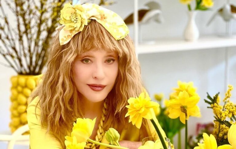 Фото для новини:Пугачова вперше з&rsquo;явилася на публіці з тростиною