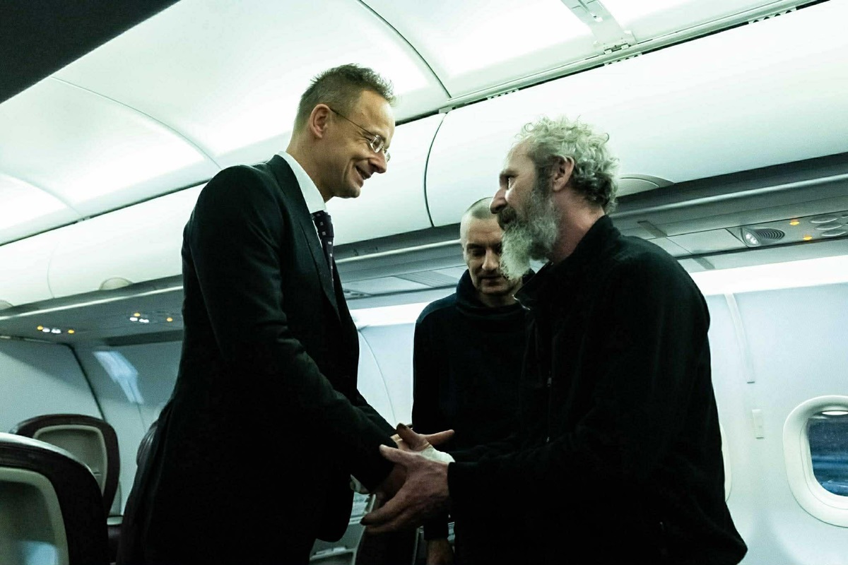 Фото для новини:Путін "звільнив" двох угорців із полону: у МЗС відреагували