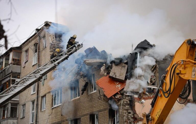 Фото для новини:РФ вдарила по будинку в Харкові секретною ракетою