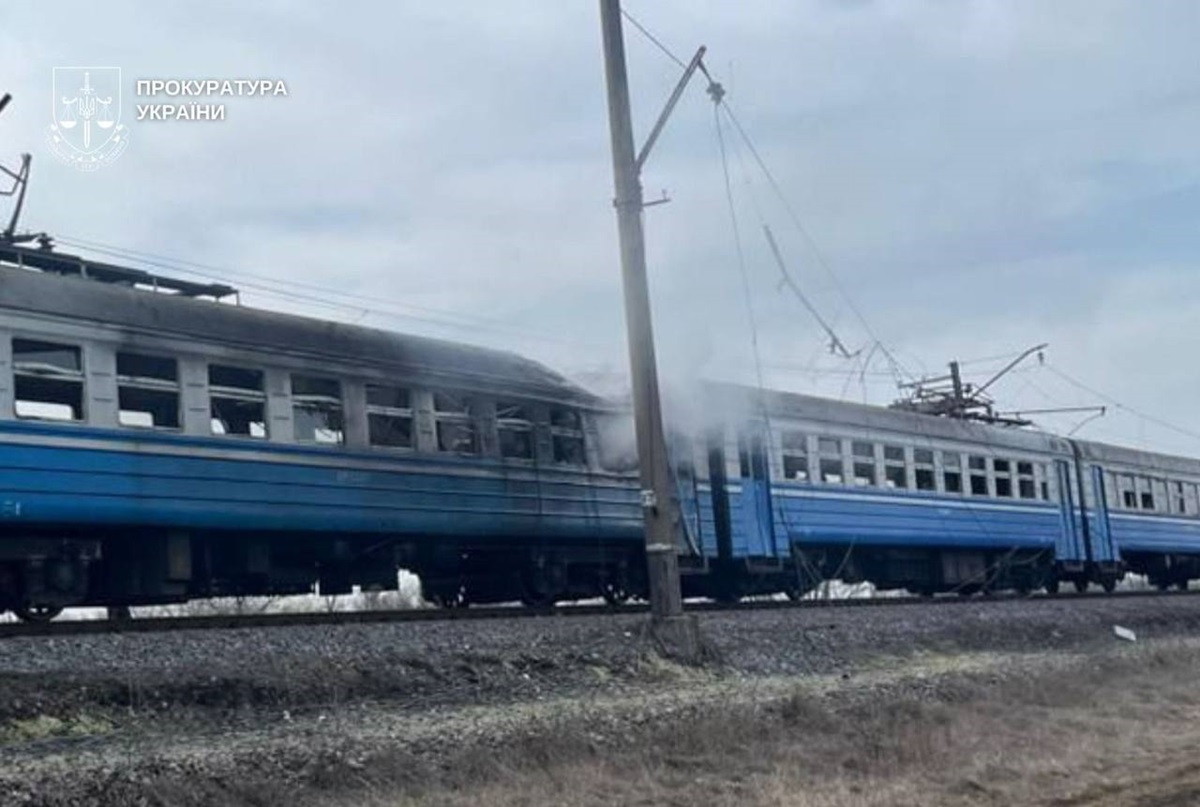 Фото для новини:РФ вдарила по електричці у Криворізькому районі, є загиблий та постраждалі