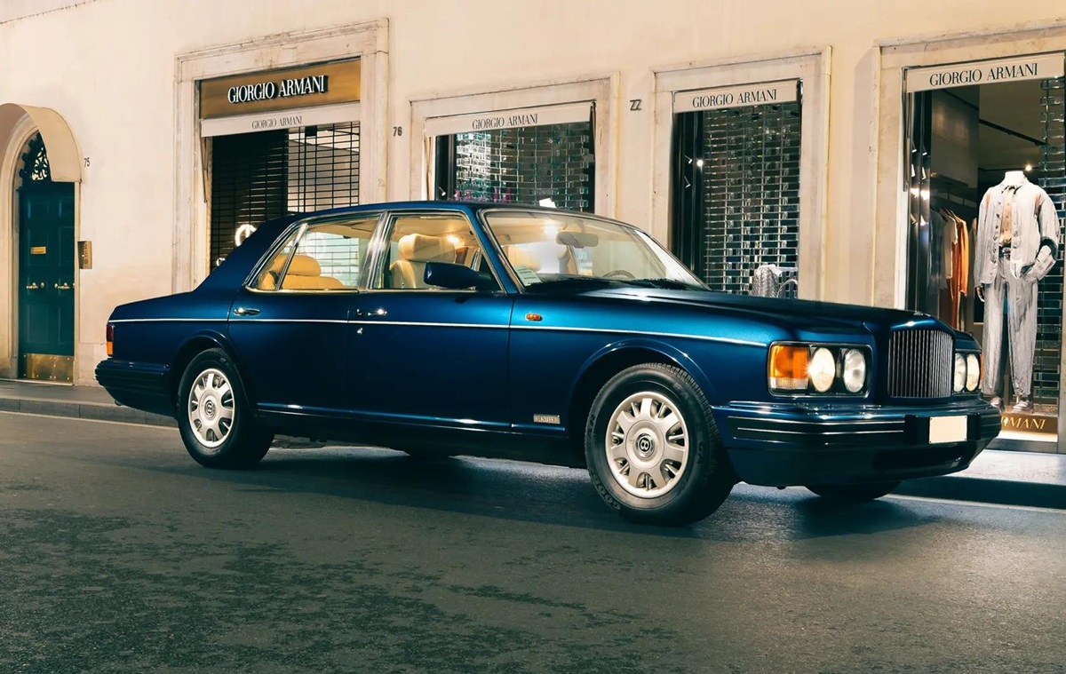 Фото для новини:Рідкісний Bentley Джорджо Армані 1996 року виставили на аукціон у Монако