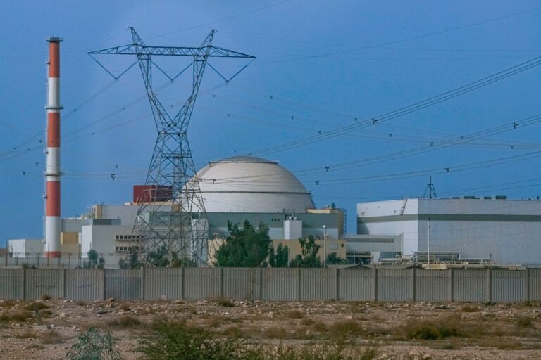 Фото для новини:Росія зупинила роботи на АЕС Бушер, що будується в Ірані