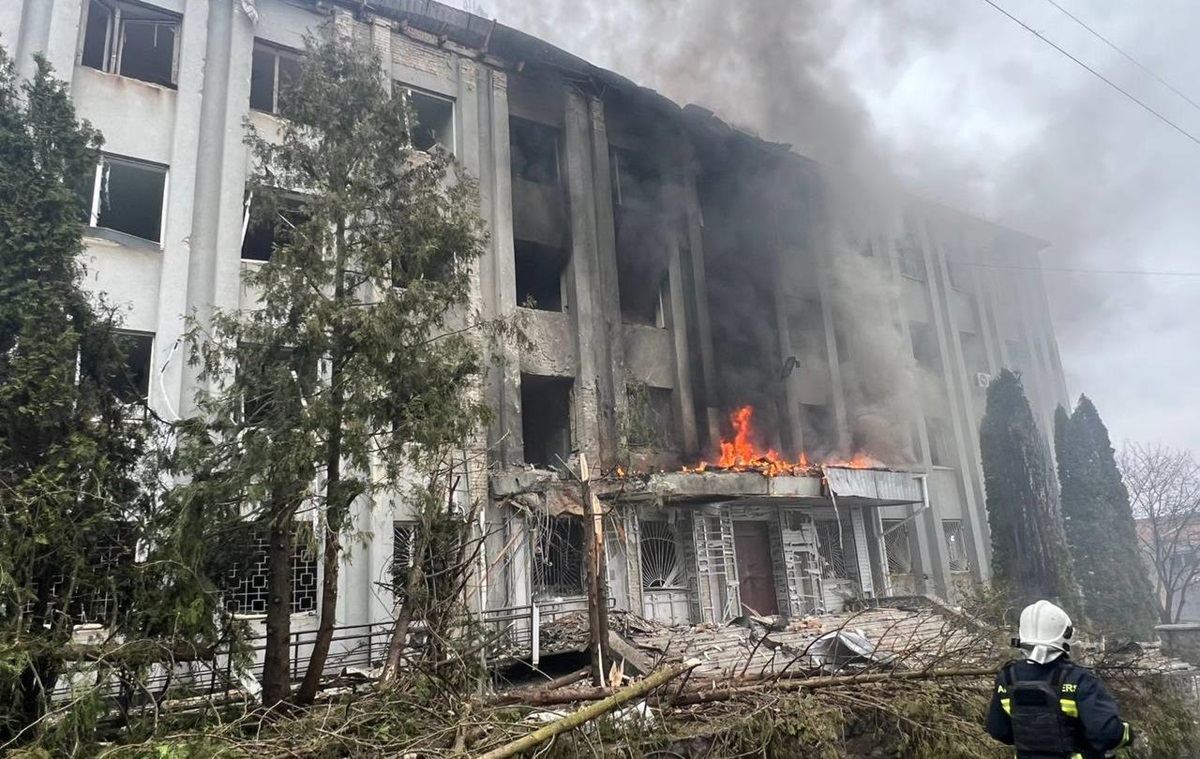 Фото для новини:Росіяни вдарили дроном по будівлі ТЦК в Сумах