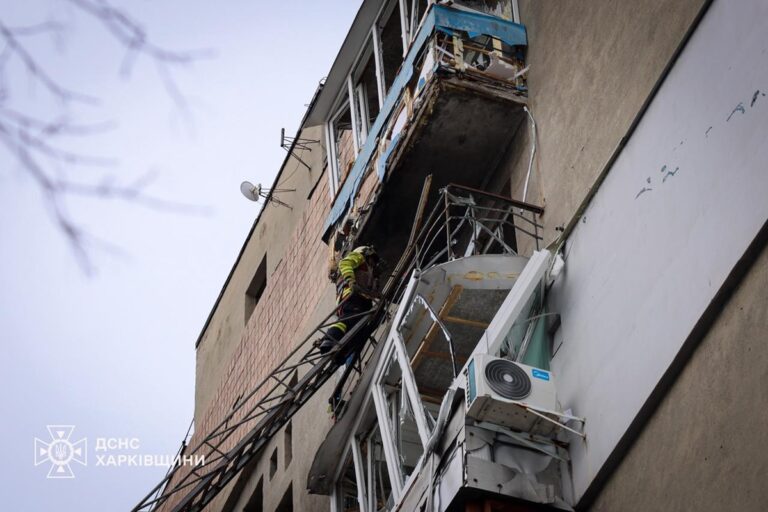 Фото для новини:Росіяни вдарили по дев&rsquo;ятиповерхівці у Харкові