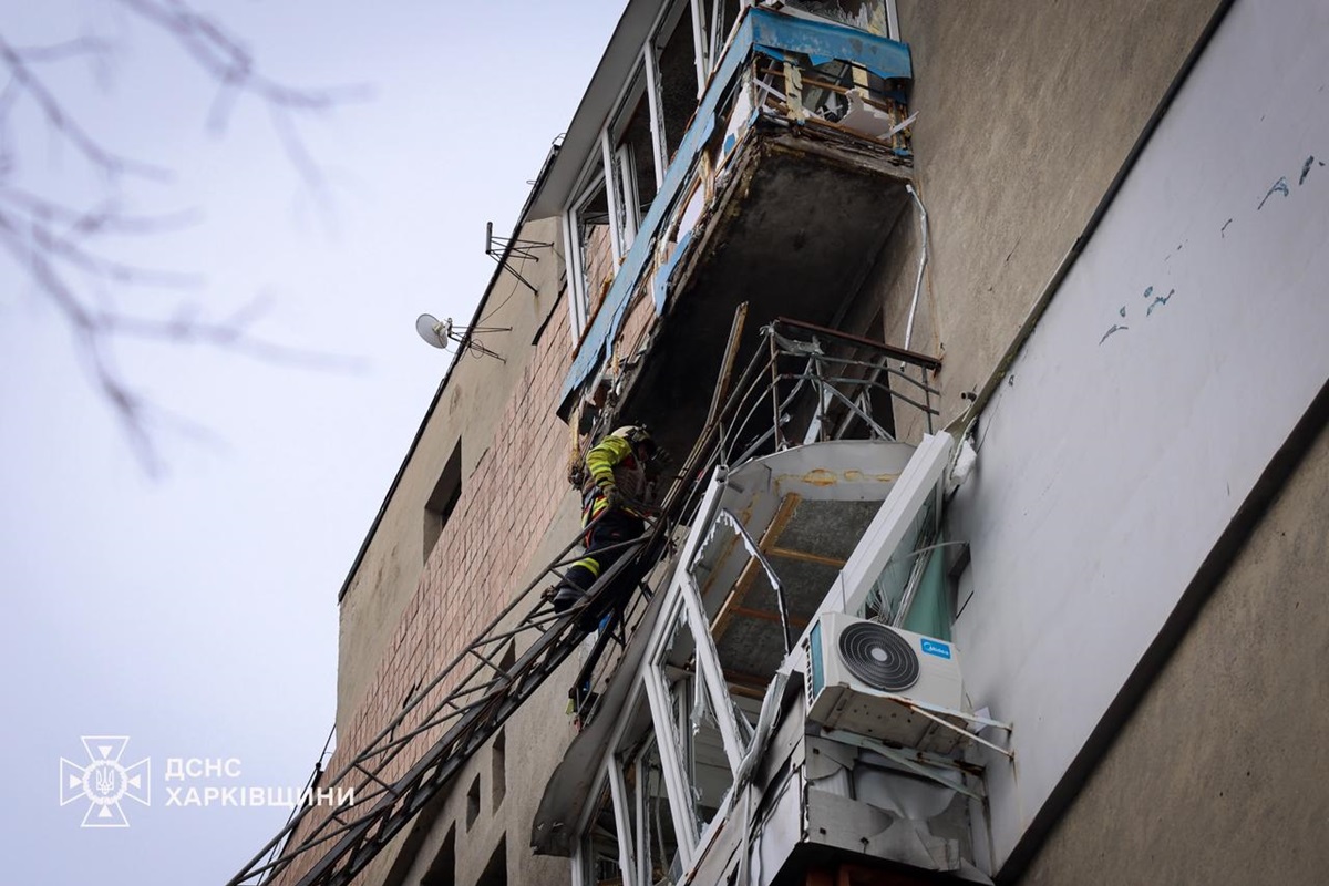 Фото для новини:Росіяни вдарили по дев&rsquo;ятиповерхівці у Харкові