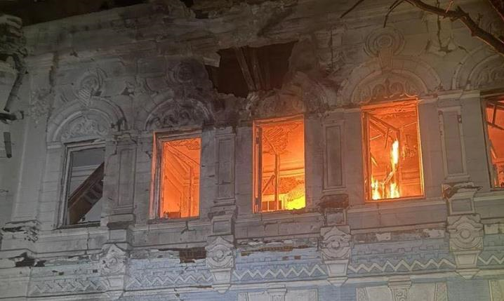 Фото для новини:Росіяни влучили у бібліотеку у центрі Новгород-Сіверська