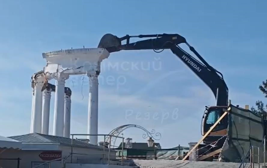 Фото для новини:Росіяни знищили "візитівку" Алушти - білу ротонду