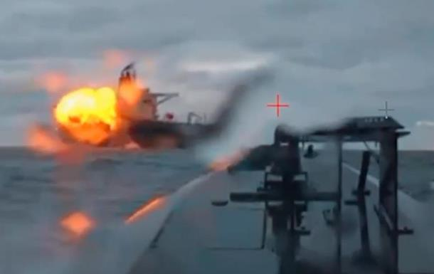 Фото для новини:Російський газовий танкер палає у Середземному морі