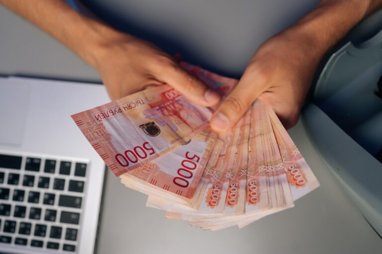 Фото для новини:Російський рубль продовжує слабнути, попри зростання цін на нафту