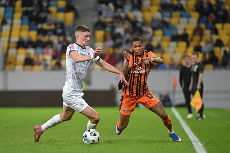 Фото для новини:Шахтар мінімально обіграв Металіст 1925 на порушенні правил харків'янами