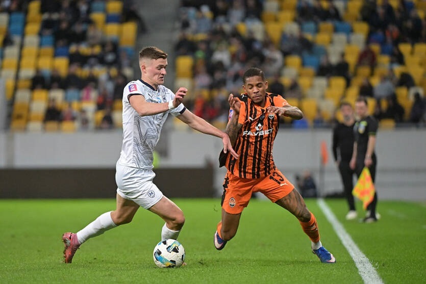 Фото для новини:Шахтар мінімально обіграв Металіст 1925 на порушенні правил харків'янами