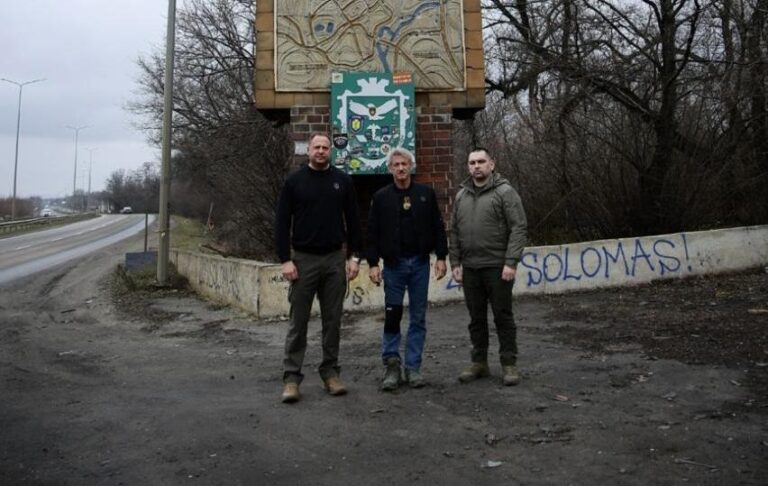 Фото для новини:Шон Пенн відвідав позиції ЗСУ