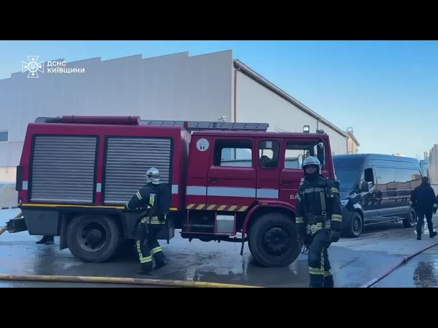 Фото для новини:Київщина: ліквідовано масштабну пожежу у складській будівлі