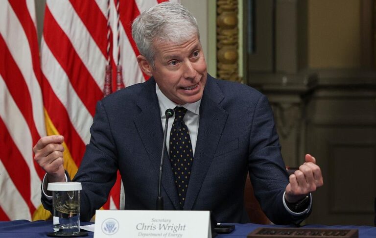 Фото для новини:США обіцяють не знімати санкції з російської нафти