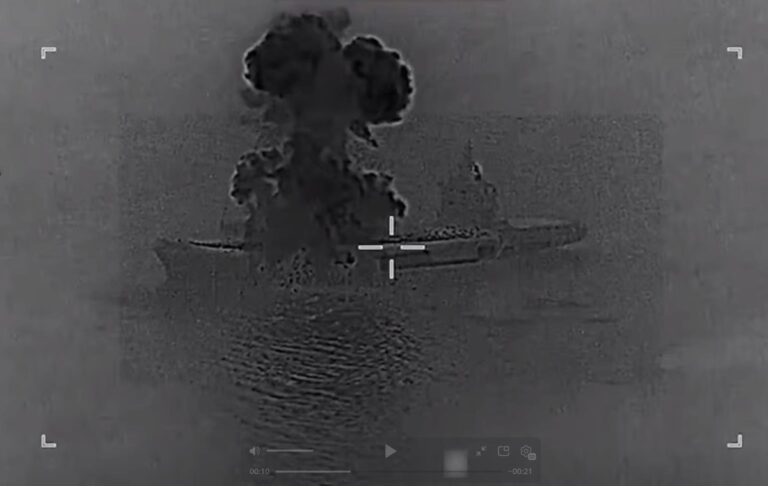 Фото для новини:США показали знищення найбільшого корабля Ірану