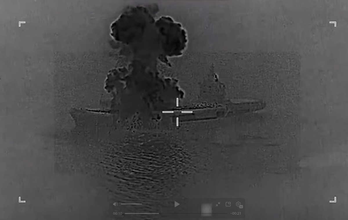 Фото для новини:США показали знищення найбільшого корабля Ірану