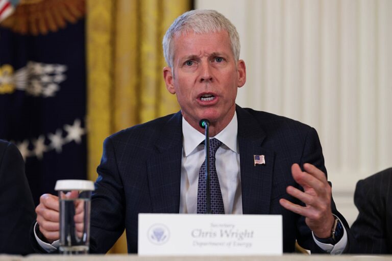 Фото для новини:США поки не готові супроводжувати танкери через Ормузьку протоку