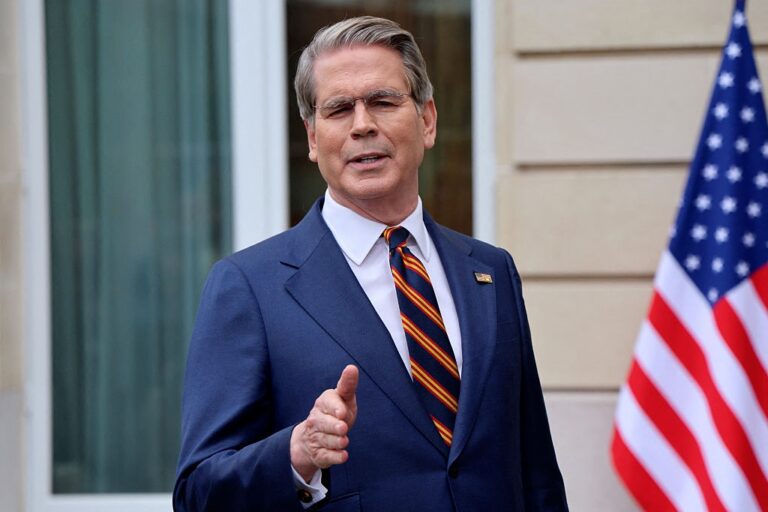 Фото для новини:США свідомо дозволяють іранським танкерам проходити Ормузську протоку