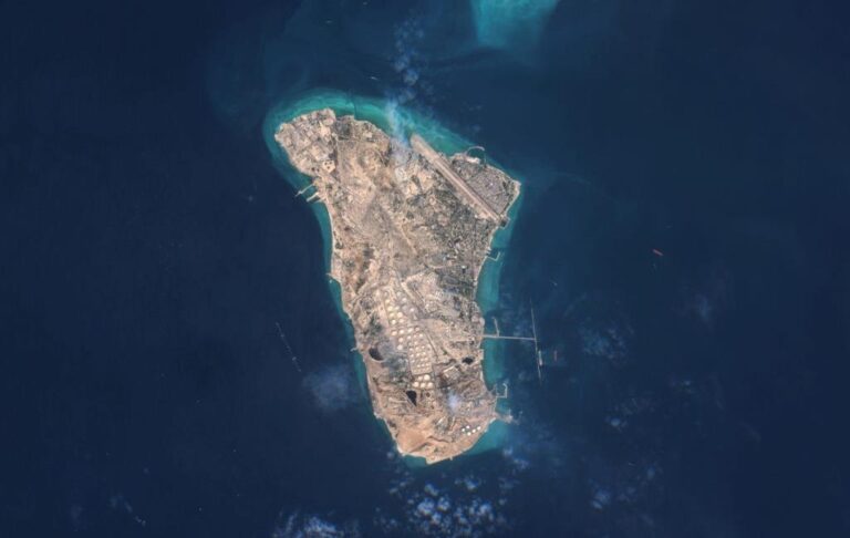 Фото для новини:Трамп показав бомбардування острова Харк